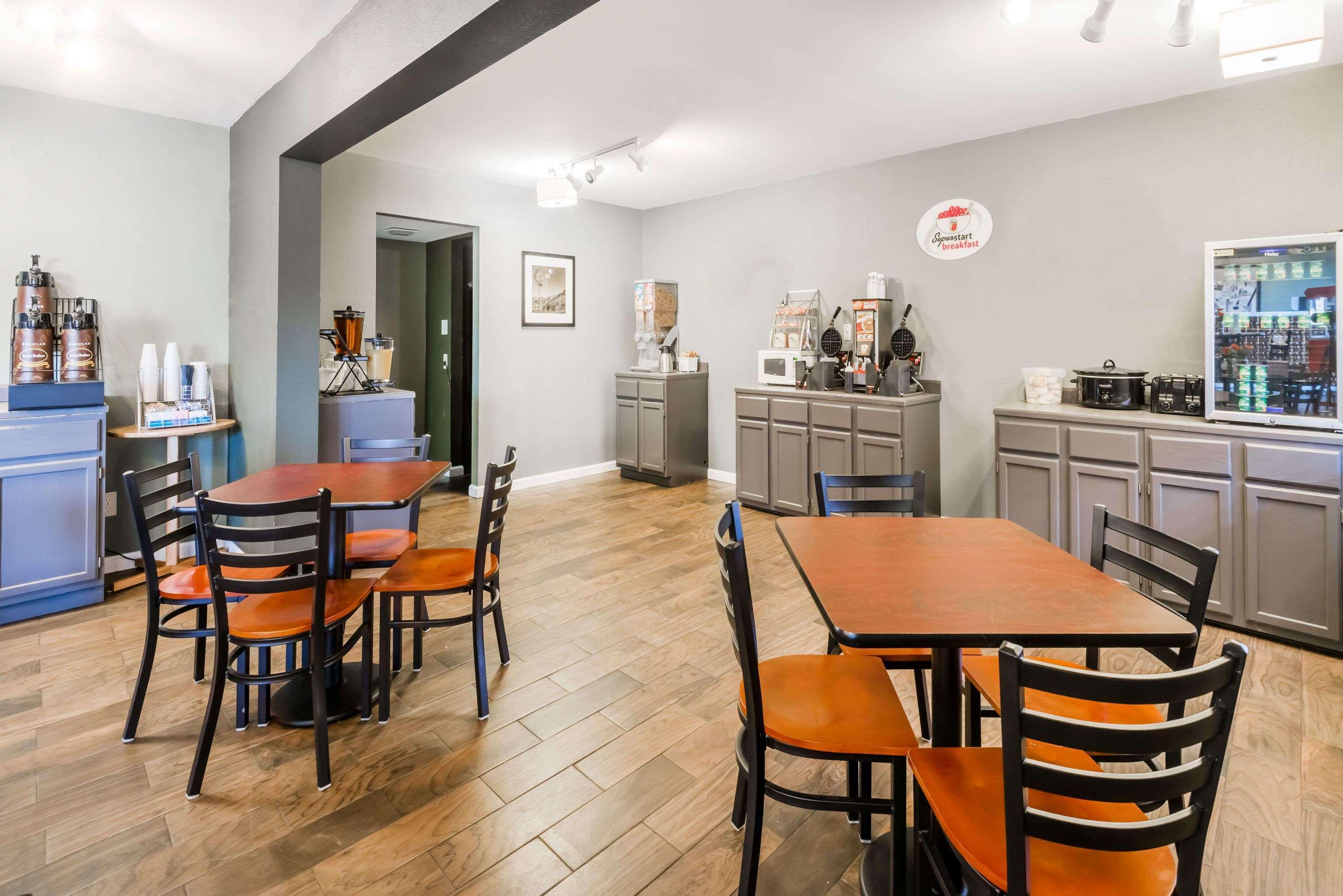 Deluxe Inn & Suites Junction City Esterno foto
