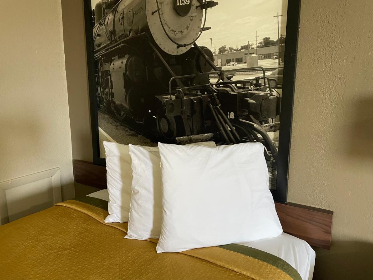 Deluxe Inn & Suites Junction City Esterno foto