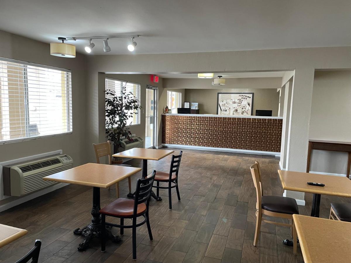 Deluxe Inn & Suites Junction City Esterno foto