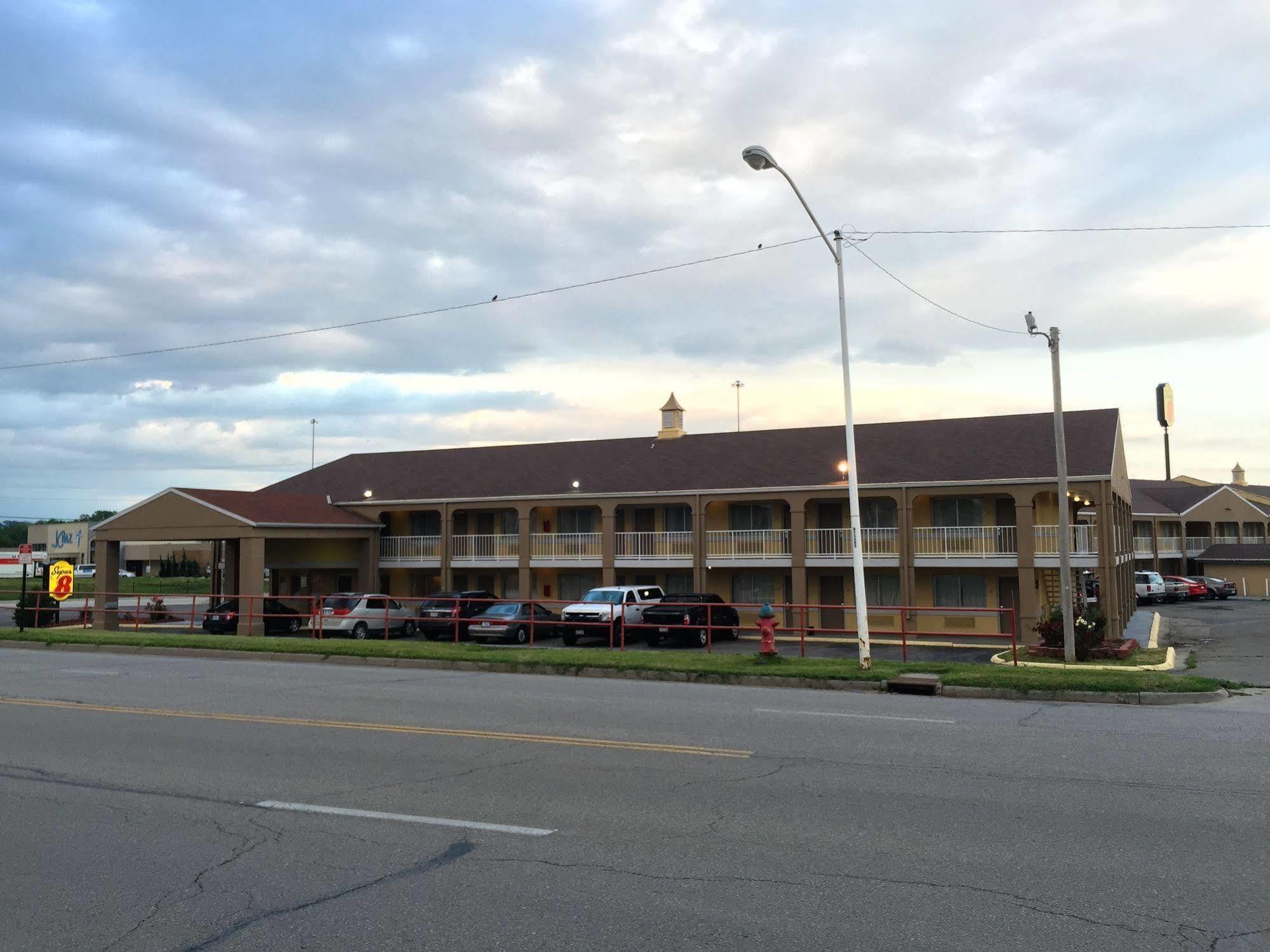 Deluxe Inn & Suites Junction City Esterno foto