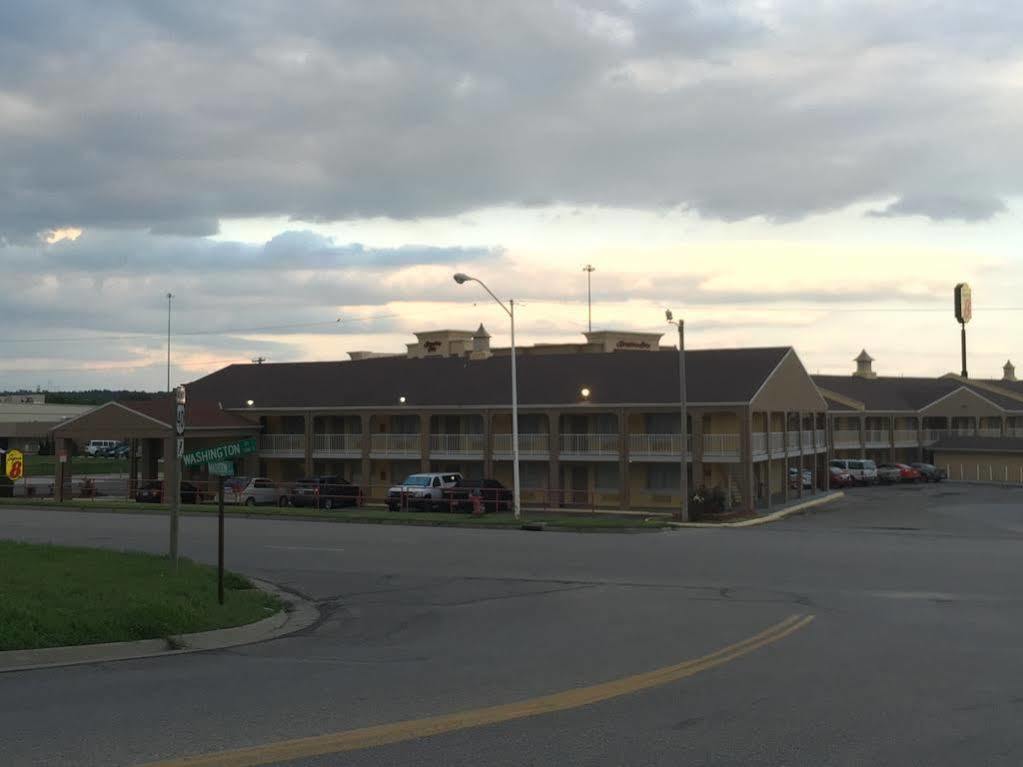 Deluxe Inn & Suites Junction City Esterno foto